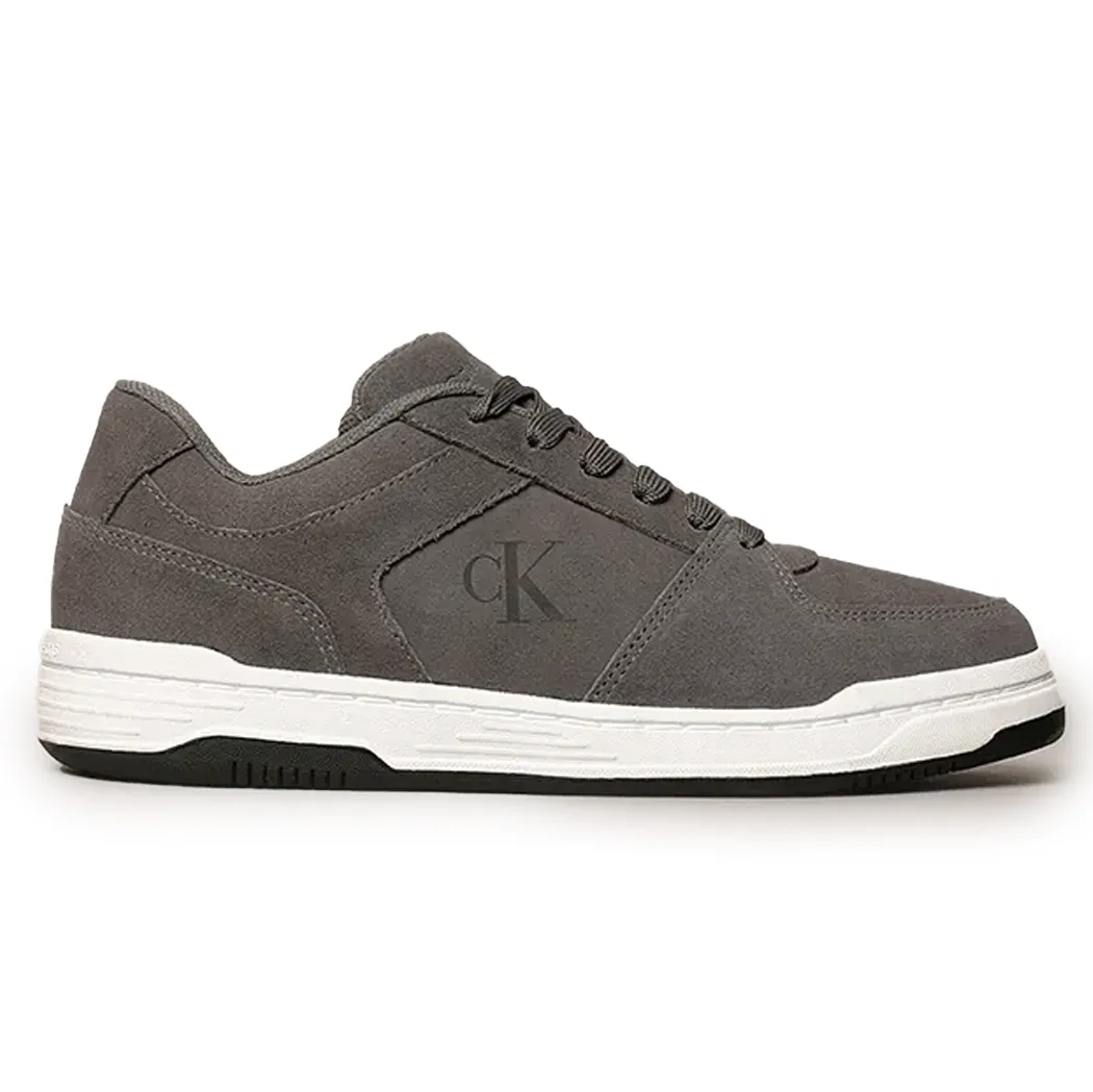 Tênis casual masculino Calvin Klein em couro cinza chumbo com design moderno e fechamento por cadarço